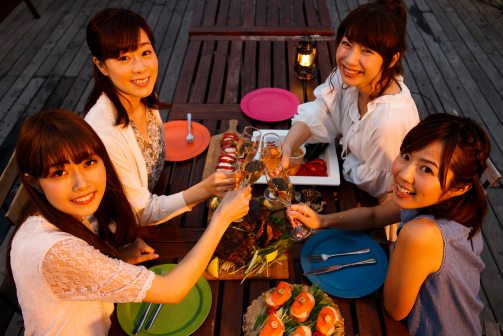 What Is PARTY GIRL?いつもと違う女子会をしたいなら、PARTY GIRLで!おしゃれなレンタルスペースを使えば、お料理やデコレーションを自由に演出できるのであなただけのオリジナルパーティーが実現します!お家でもレストランでもカラオケでもない、レンタルスペースで新しい体験をぜひ!