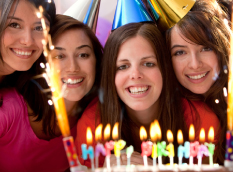 What Is PARTY GIRL?いつもと違う女子会をしたいなら、PARTY GIRLで!おしゃれなレンタルスペースを使えば、お料理やデコレーションを自由に演出できるのであなただけのオリジナルパーティーが実現します!お家でもレストランでもカラオケでもない、レンタルスペースで新しい体験をぜひ!